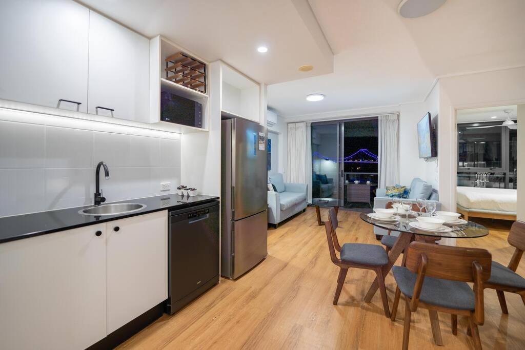 Story Bridge & River View 2b1b W Free Parking!